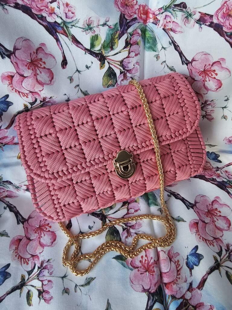elegancka torebka z różowego sznurka
