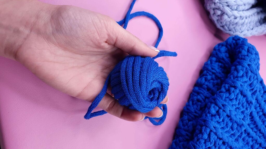 włóczka chunky yarn niebieska