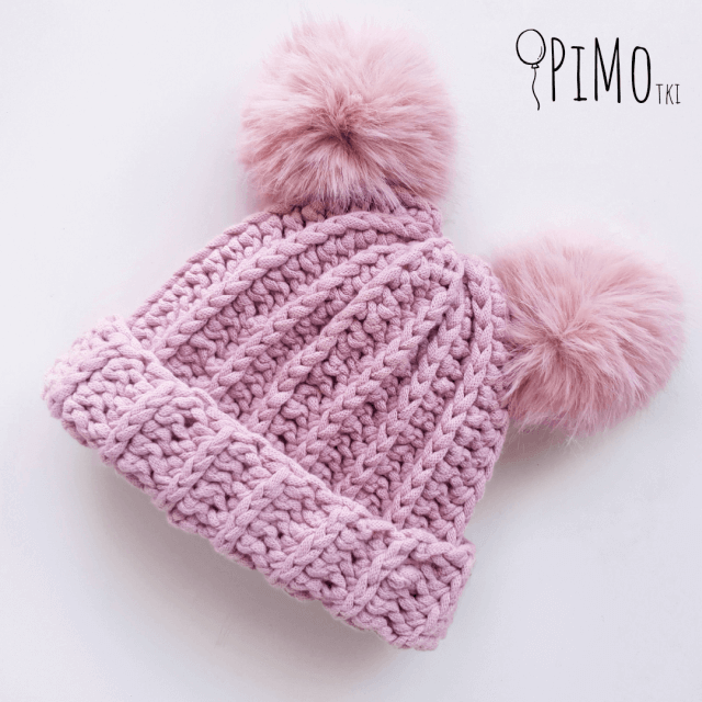 różowa czapka z pomponami z włóczki chunky yarn