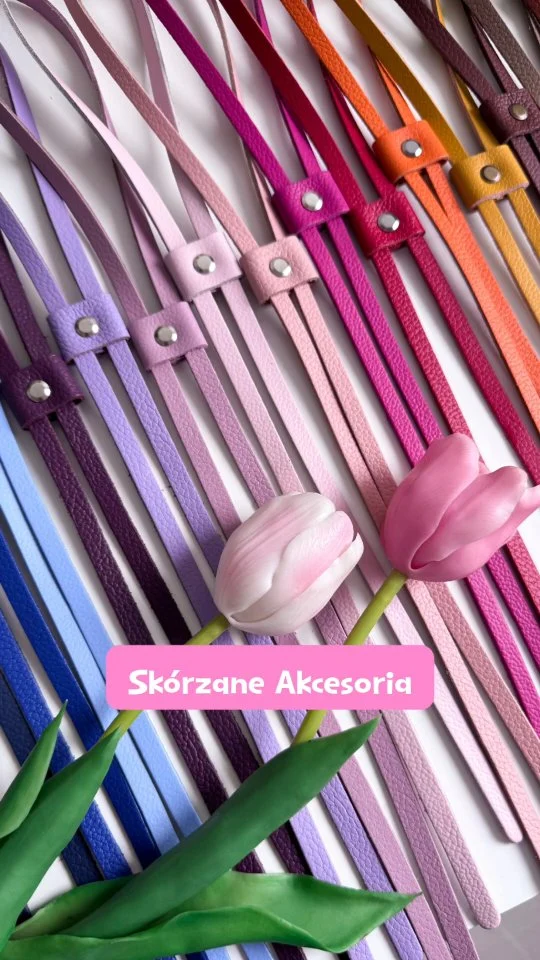 Nowości w PIMOtkach nadchodzą 🥰
.
Powoli zaczynamy (widoczne dla Was) zmiany w sklepie, odnośnie prezentacji skórzanych dodatków. Będziemy aktualizować kategorie, kolory i rodzaje skór, aby robienie zakupów było łatwiejsze. 
.
Widzimy, jak często pytacie o możliwość dobrania skórek oraz o łatwiejszy proces zamawiania ich przez stronę PIMOtki, dlatego działamy! 💪
.
Bądźcie czujne, bo przed nami sporo zmian na sklepie, które wprowadzamy stopniowo... A na początek piękne, kolorowe, ściągacze do plecaków i torebek 🎒
.
Zerknijcie proszę do sklepu PIMOtki i wejdźcie w kategorię ściągacze ze skóry🙏
.
Czy taki widok skórzanych akcesoriów będzie dobry? 🤔 Dajcie znać koniecznie, bo jeśli tak to czeka nas sporo klikania w najbliższych tygodniach 🤭
.
Karolcia z 🎈PIMOtki
.
P.S. Udanej majówki 😊
.
#pimotki #skorzanedodatki #skoranaturalna #sciagaczedotorebek #torebkahandmade #torebkanaszydelku #akcesoriadotorebek