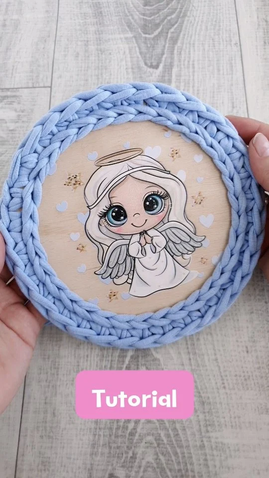 Jak elegancko obrobić bazę do koszyczka to moja propozycja na dzisiejszy #PIMOdziałek 😊🧶
.
Wkrótce czas na Komunie Święte 👼
.
Koszyczek na skarby to dobry pomysł na opakowanie do prezentu komunijnego a zarazem piękna i użyteczna pamiątka
.
Warto by był ładnie wykończony, prawda? 🎀
.
A na sam koszyczek polecam wiele pięknych ściegów które znajdziecie na tym profilu 🎥
.
Miłego dziergania!
Karolcia z 🎈PIMOtki 
.
➡️Bazy ze sklejki znajdziecie w sklepie www.PIMOtki.pl a na filmiku dziergam z Tshirt Yarn PIMOtki w kolorze Błękitnym 😊
.
#freepattern #crochettutorials #crochettutorial #freepatterns #crochetinspiration #crochetstitch #cursoonline #szydełkowanie #cursodecroche #szydelko #crocheting #tutorial #crochetpatterns #crochetpattern #zesznurka #naszydelku #bolsadecroche #bagdecroche #szydełkiem #torebkanaszydełku #dziergambolubię