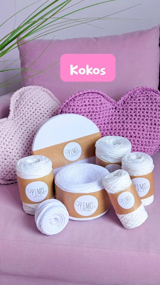 Komunijne uroczystości tuż-tuż, więc... czas na biel! 🤍

W tym tygodniu w kolorowej PIMOcji króluje kolor KOKOS – czysty, elegancki, idealny na torebki komunijne, ale też na letnie, lekkie projekty, które nigdy nie wychodzą z mody.

To kolor, który dodaje klasy i pasuje dosłownie do wszystkiego 🥥

A skoro już mówimy o inspiracjach – ruszył konkurs na Facebooku! 🎉

Kreatywność zawsze u nas popłaca – Ty tworzysz, my kibicujemy! 💪👏

Karolcia z PIMOtki🎈

#pimotki #kolorowapimocja #kolorkokos #komunijnatorebka #torebkahandmade #szydelkowapasja #motki #sznurkidoszydelkowania