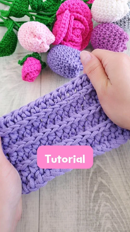 Dzisiejszy #PIMOdziałek to propozycja ściegu z eleganckim podkreśleniem oczek ❤️🧶
.
Nieco elastyczny, efektowny, najczęściej spotykany w sweterkach, w czapkach i podkładkach na stół 🧶
.
A w torebce? 🤔
.
Widzę go w kopertówkach i letnich torbach plażowych a nawet w torebce z 4 prostokątów 😊
.
Można też go zrobić zwykłymi półsłupkami by był bardziej ściśnięty 👍
.
Miłego dziergania 😊🎉
Karolcia i sznurek 5mm w kolorze Lawendowym 💜
.
⚠️P.S. To mój ostatni tutorial nagrany jeszcze przed urodzeniem Henia, więc jeśli macie jakieś propozycje co chcielibyście zobaczyć to piszcie w komentarzach 😊 Na pewno montaż zapięcia na śrubki widziałam na czacie i mam zapisany do realizacji 🤭
.
.
#freepattern #crochettutorials #crochettutorial #freepatterns #crochetinspiration #crochetstitch #cursoonline #szydełkowanie #cursodecroche #szydelko #crocheting #tutorial #crochetpatterns #crochetpattern #zesznurka #naszydelku #bolsadecroche #bagdecroche #szydełkiem #torebkanaszydełku #dziergambolubię