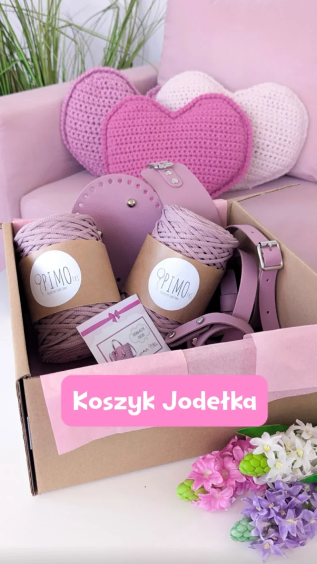 Konkurs PIMOtki na Koszyk Jodełkę trwa ! 🩷
Dziewczyny, to jest TEN moment! 
Właśnie ruszył konkurs na bestsellerową torebkę Koszyk Jodełka od @pastelove.sploty 🙂 
.
Wystarczy, że pokażesz swoją pracę i dodasz ją w komentarzu pod postem na Facebooku ! ☺️
.
Darmowy Tutorial jest dostępny na kanale YouTube Pastelove Sploty 🙂 
.
Wszystkie potrzebne materiały znajdziesz oczywiście w naszym sklepie 🎈PIMOtki – od sznurka po dodatki.
.
Kto już ma swój koszyk? 😊
.
.
#pimotki #pimocja #koszykjodelka #pastelovesploty #torebkahandmade #torebkanaszydelku #torebkadiy #sznurek #motek