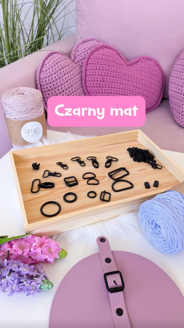 Nowość idealna na jesień czyli...
Matowe czarne okucia 🩷 — eleganckie, ponadczasowe i idealne do jesiennych projektów ze sznurkiem wino, czekolada czy śliwka.
.
Niby detal, a robi całą robotę.
Wypróbuj je koniecznie do swoich torebek i zobacz, jak nabierają charakteru!
.
Daj znać jaką zrobisz swoją torebkę z czarnymi matowymi okuciami? 😊
.
.
#pimotki #akcesoriadotorebek #torebkanajesien #torebkanaszydelku #torebkadiy  #szydełkowatorebki #zesznurka
