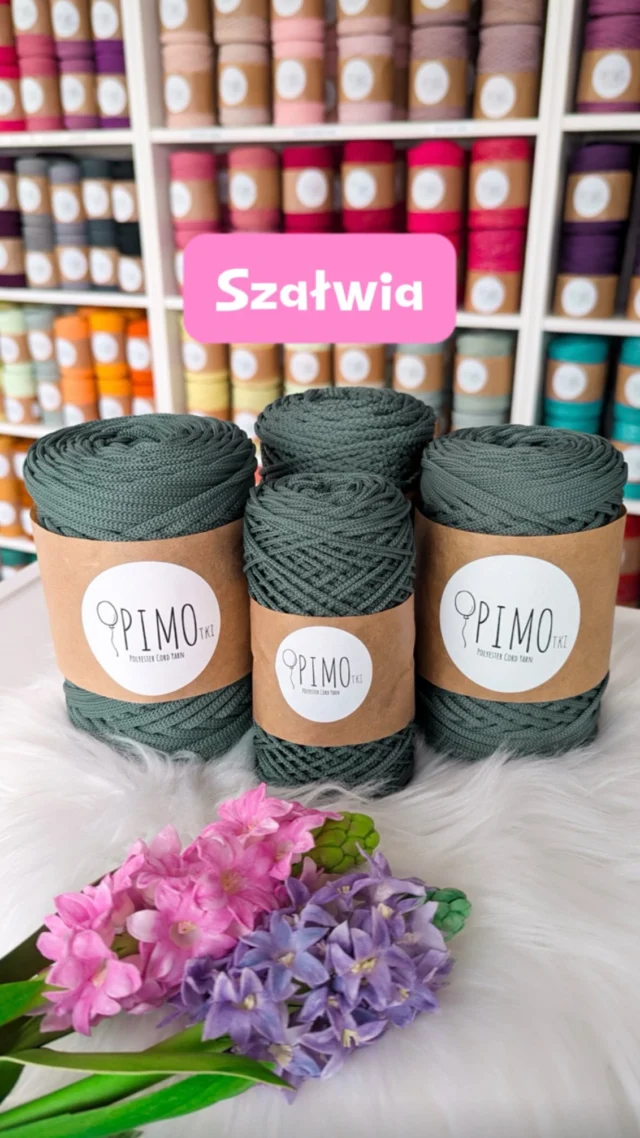 Delikatna, spokojna i z nutką natury — taka właśnie jest nasza dzisiejsza bohaterka! Czyli...
.
Szałwia - to kolor, który idealnie wpisuje się w jesienny klimat 🍂
.
Jak zawsze zachęcam do udziału w konkursie — wpadnij też na naszego Facebooka, bo tam trwa konkurs! 🎁
.
Cały weekend SZAŁWIA -10% w naszym sklepie 🎈PIMOtki.
.
Miłego weekendu ♥️
.
.
#pimotki #kolorowapimocja #szałwia #handmade #naszydełku #zesznurka #sznurek #motek #szydełkowanie