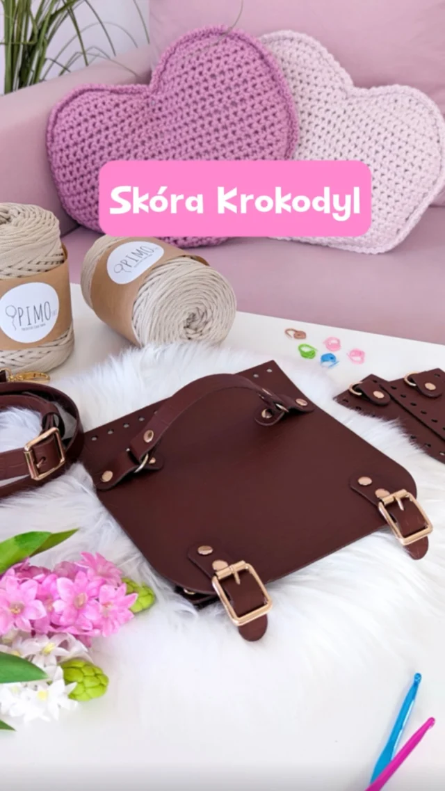 Nowość, która robi wrażenie! 🩷
Do naszej kolekcji skórek dołączyła skóra z tłoczeniem krokodyla — elegancka, stylowa i z charakterem ✨
 .
To idealna propozycja dla wszystkich, którzy lubią, gdy ich torebki przyciągają spojrzenia i mają w sobie odrobinkę luksusu 🫶
.
Skóra krokodyl pięknie komponuje się z jednolitymi sznurkami i klasycznymi fasonami — wystarczy dodać ją jako klapkę lub pasek, by Twoja torebka zyskała zupełnie nowy charakter.
.
Koniecznie zajrzyj do naszego sklepu 🎈PIMOtki i zaobserwuj nasz profil, żeby nie ominęły Cię żadne nowości 😊
.
.
#pimotki #nowośćpimotki #skórakrokodyl #akcesoriaskórzane #szydełkowatorebka #torebkanaszydełku #akcesoriaskórzane #torebkidiy