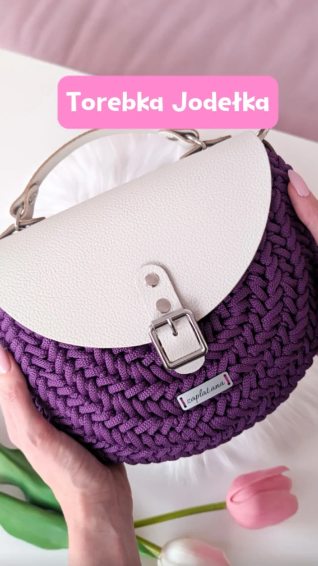 🧶 Jeśli szukasz pomysłu na nową torebkę handmade - to Jodełka ze skórzaną klapką skradnie Twoje serce 🩷
.
Ten model to połączenie klasyki i szydełkowej elegancji, a dzięki kursowi od @zaplat.ana stworzysz ją krok po kroku, nawet jeśli nie jesteś JESZCZE mistrzynią szydełka!
.
Wszystkie materiały potrzebne do wykonania Jodełki — od sznurka po dodatki — znajdziesz oczywiście w naszym sklepie PIMOtki.pl 🧵
.
Pamiętaj, że nic tak nie cieszy, jak torebka zrobiona własnymi rękami 😉
.
Koniecznie zajrzyjcie do Ani i sprawdźcie jej wszystkie kursy. Linki do kursów znajdziecie na jej profilu @zaplat.ana 🩷
.
Miłego weekendu ♥️
.
.
.
#pimotki #dziergamyzpimotkami #torebkajodelka #szydełkowatorebka #rekodzielo #torebkahandmade #dzierganie #szydelkowanie #modahandmade #sznurekpoliestrowy  #tutorialszydelkowy #zróbtosama #sciegjodelka #kursdziergania #crochetbag #crochetbags #crochetlove #crocheting #handmadebag #handmadefashion #crochethandmade #crochettutorial #crochetpattern #zesznurka #crochetdesign #stitch #herringbonecrochet #crochetaddict #crochetlifestyle