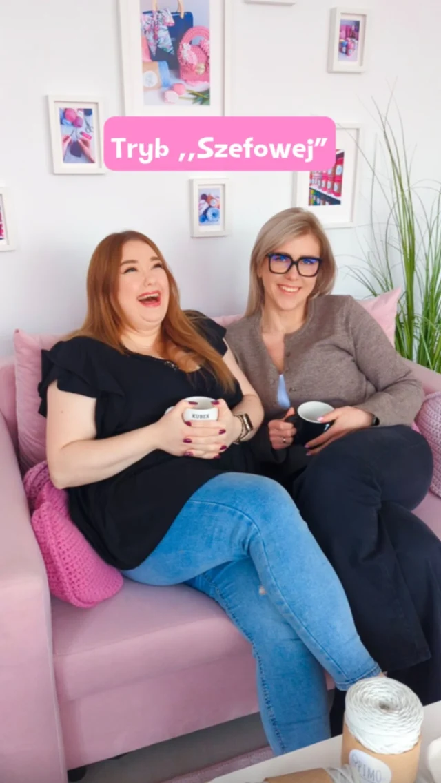 Czasem są dni, kiedy muszę powiedzieć moim dziewczynom, że dzisiaj nie mam czasu na kawkę i rozmowy.. mimo że bardzo bym chciała 😅
.
Są dni kiedy nadmiar pracy przerasta nawet mnie 🫣
.
Bo pilne sprawy się same nie rozwiążą, maile nie odpiszą, nowości się same nie wycenią, a materiały się same nie zamówią 💪
.
Ale spokojnie — zaraz po tym wraca ta sama kochana i uśmiechnięta Karolcia 😅🩷
.
.
Inspiracja: @mysolo.pl 
.
.
.
#dziergamyzpimotkami #biznesonline #handmade #kobietasukcesu #pracazpasji #humorwpracy #pracaidealna #polskamarka #rekodzielo