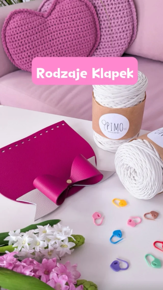 Wiecie za co kochamy klapki do torebek? 🤔
Za to, że potrafią zmienić cały projekt - dosłownie w kilka sekund!😍
.
Kształt, inny kolor, ozdoba… i nagle torebka wygląda jak zupełnie inna... 🩷
.
W PIMOtkach znajdziecie klapki dla każdej fanki szydełka od klasycznych po te bardziej szalone, z tłoczeniem, klamrą czy paskiem.
To taki mały detal, który robi wielkie wrażenie 🩷
.
Zajrzyjcie do sklepu i zobaczcie wszystkie dostępne w PIMOtkach rodzaje klapek😊
.
.
.
#pimotki #dziergamyzpimotkami #torebkidiy #handmadebag #crochetbags #rekodzielo #szydelkowelove #handmadewithlove #handmadebag #diybag #crochet #torebkanaszydełku #handmade #handcrafted #bagdesign #szydełkowanie #zesznurka #motki